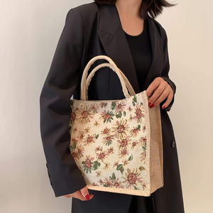 Sac de plage en toile de jute naturelle avec base large pour un rangement maximal et un transport facile et confortable - Product Image 5