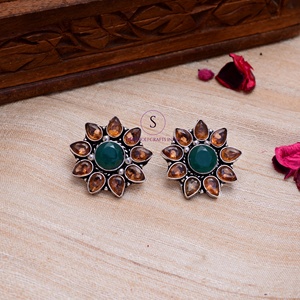 Boucles d'oreilles clous classiques pour femme, style traditionnel, plaqué argent, motif floral géométrique en laiton, pour mariage et fête - Product Image 1