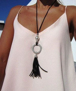 Collier pendentif cercle en argent fait main avec pompon, accent perle, long pompon noir, bijoux bohèmes minimalistes - Product Image 4