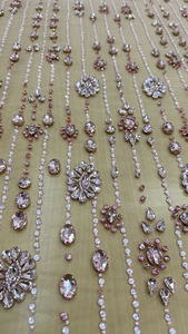 ผ้าลูกไม้ทูลล์ประดับคริสตัลรูปหยดน้ำหรูหรา ดีไซน์เรียบหรู ประดับด้วยลูกปัดหนัก สำหรับชุดประกวดนางงามและชุดราตรีคนดัง - Product Image 3