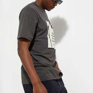 T-shirt à manches courtes gris foncé pour homme, col rond, imprimé avec motif, coupe décontractée, logo sur le devant, 100% coton jersey - Product Image 2