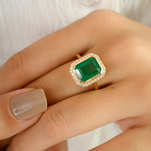 Anillo de Halo de Alta Gama con Diseño Clásico Octogonal, Esmeralda y Diamantes de Corte Redondo, Oro Amarillo Puro de 14K, Joyería de Boda - Product Image 2