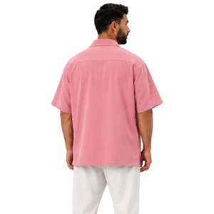 Chemise décontractée d'été rose pour homme à col campiste, plissée horizontalement, à manches courtes, boutonnée, pour resort, avec logo personnalisé, fabricant OEM - Product Image 2