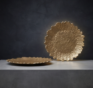 Plateau en métal lourd à surface irrégulière unique, texture moulée, pour cuisine et salle à manger, articles de table en stock - Product Image 1