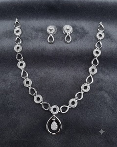 Parure de bijoux de soirée de luxe avec collier chaîne à cercles alternés et pendentif goutte d'eau pavé de diamants américains et boucles d'oreilles assorties - Product Image 6