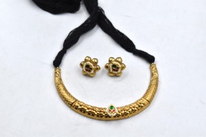 Ensemble collier ras-de-cou et boucles d'oreilles ajustables en laiton plaqué or, style Pachi Kundan Hasli, pour mariage et occasions spéciales - Product Image 1