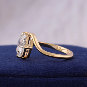 Bague de fiançailles classique en or jaune avec diamant taille coussin pour femme - Product Image 6