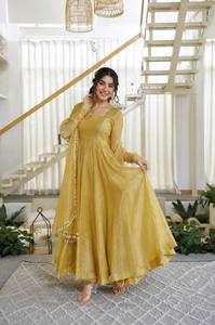Ensemble Anarkali traditionnel jaune avec dupatta pour femme, tenue de mariage indienne et pakistanaise, longueur au sol, coupe ample, en micro-coton doux - Product Image 3