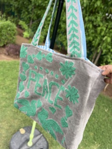 Bolso de terciopelo bordado con motivos de pájaros y corazones, estilo bohemio, para compras en todas las estaciones. - Product Image 4