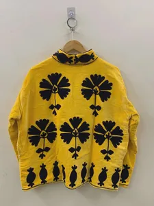 เสื้อแจ็คเก็ตกำมะหยี่สีเหลืองสดใส งานฝีมือประณีต ปักลายดอกไม้สีดำและลายเรขาคณิตด้วยด้ายแบบดั้งเดิม ดีไซน์เนอร์เสื้อโค้ทสั้น - Product Image 2