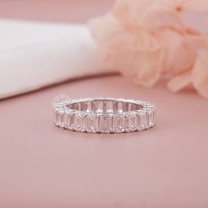 Bague en diamant de synthèse au design tendance, alliance éternité classique en or blanc, taille radiant, pour femme, provenant d'un fournisseur indien - Product Image 1