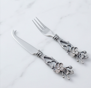 Ensemble couteau et fourchette à gâteau en métal, design floral, finition mate, parfait pour les mariages et l'usage domestique. - Product Image 3