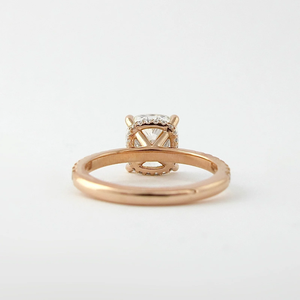 Bague de fiançailles en diamant taille coussin en or 14 carats avec diamants latéraux, certifiée IGI, style classique - Product Image 3