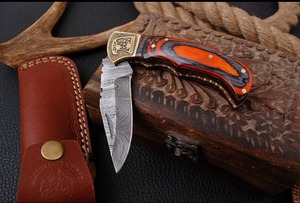 Couteau de poche pliant avec lame en damas, manche en bois et laiton, aigle gravé, avec étui en cuir - Product Image 2