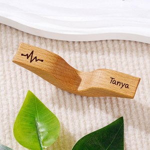 Soporte para páginas de libros de madera maciza hecho a mano de alta calidad, grabado con nombre y diseño de latido de corazón para decoración de escritorio al precio más bajo. - Product Image 1