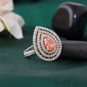 Anillo de Diamantes Cultivados en Laboratorio de Oro de 14K con Diamante Rojo Intenso de 0.68 CT en Forma de Pera con Doble Halo, Categoría de Producto: Anillos de Diamantes - Product Image 2