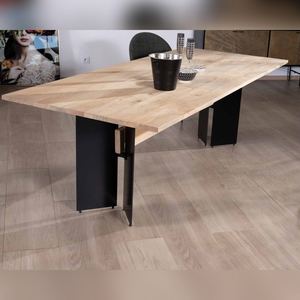Table à manger Vandana Ivory Essence en bois de manguier massif, 240 cm, avec plateau en bois design et base en métal noir Saturn Coeval - Product Image 1