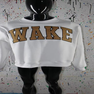 Sweat-shirt à col montant WAKE WHITE 100% coton, broderie appliquée bordeaux, col large, fils fins - Product Image 1