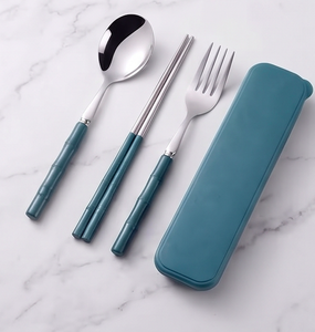 Ensemble de couverts modernes en argent avec manche bleu, élégants pour la table à manger, les mariages et la cuisine. - Product Image 1