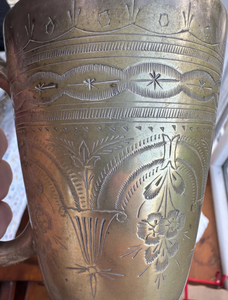 Mug vintage en argent plaqué, gravé de motifs floraux, avec poignée et base sur pied. Magnifique carafe en laiton doré poli, au design traditionnel raffiné. - Product Image 5