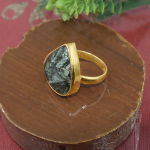 Bague Statement Unique en Argent Sterling 925 avec Pierre Précieuse Naturelle de Séraphinite, Forme Triangulaire, Bijou de Créateur Fait Main pour Femme et Unisexe - Product Image 5
