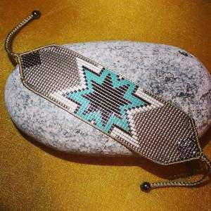 กำไลข้อมือลูกปัดทำมือสไตล์ชาติพันธุ์สุดฮิต เครื่องประดับลูกปัดดีไซน์ไม่ซ้ำใคร ประดับมุกแท้ ทำมือทั้งชิ้น เหมาะสำหรับวันครบรอบ - Product Image 5