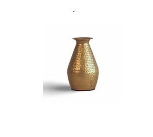 Siluetas de jarrones de metal dorado inspirados en calabazas orgánicas: una suave curva asimétrica, una forma de reloj de arena voluminosa y un cuello estriado alargado. - Product Image 3