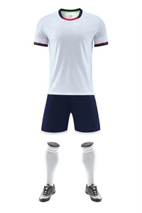 Ensemble de maillot de football jaune pour homme avec short bleu, polyester respirant, col rond, manches courtes, coupe athlétique toutes saisons - Product Image 3