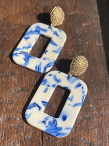 Pendientes Cuadrados Azules y Blancos con Diseño de Mármol, Adornos de Cuentas Doradas y Resina Recortada, Detalle Exquisito - Product Image 6