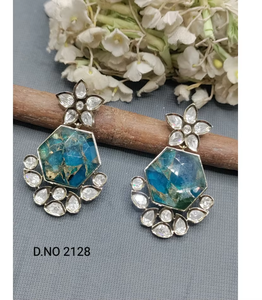 Elegantes Pendientes Colgantes con Acabado Dorado Antiguo y Moissanita, con Patrones Artísticos Decorativos para Bodas y Eventos Tradicionales en India - Product Image 2