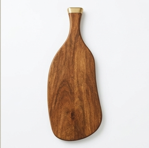 Tabla de cortar de madera de mango con acabado en nogal, tabla de cortar de forma natural con asa de latón, bandeja para servir - Product Image 1