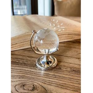 Presse-papiers de luxe en verre cristal avec support chromé argenté, sphère terrestre miniature rotative élégante, décoration de bureau exécutif - Product Image 1