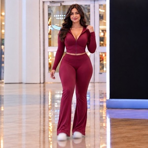 Ensemble de survêtement sportif 2 pièces pour femme : haut court zippé à capuche à manches longues et pantalon évasé taille haute en maille respirante - Product Image 5