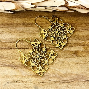 Dernier design Boucles d'oreilles créoles bohèmes en filigrane, Boucles d'oreilles créoles tribales en laiton, Boucles d'oreilles mandala florales plaquées or 18 carats pour femmes, Vente en gros OEM - Product Image 5