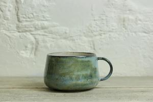 Taza de Cerámica Contemporánea con Esmalte Moteado, Diseño de Panel Esculpido, Asa Redondeada, Construcción Eficiente para el Calor, para la Comodidad Diaria - Product Image 6