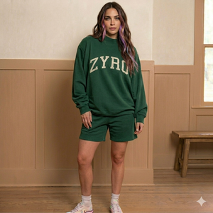 Ensemble court col roulé minimaliste et confortable pour femme – Tenue deux pièces chaude en peluche pour la saison froide – Vêtements de détente douillets et décontractés - Product Image 1