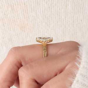 Anillo de compromiso con diamante marquise de 3.01 quilates VS1 cultivado en laboratorio, con diseño de racimo, en oro amarillo de 18 quilates, moderno, ideal como regalo de promesa para amantes. - Product Image 4