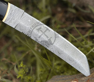 มีดล่าสัตว์แบบดามัสกัสสตีลขนาด 12.5 นิ้ว ด้ามจับแบบฟูลแทง ปลายใบมีดแบบแทงโต ด้ามจับทำจากเขาสัตว์หายาก ประดับด้วยทองเหลืองโมเสก - Product Image 4