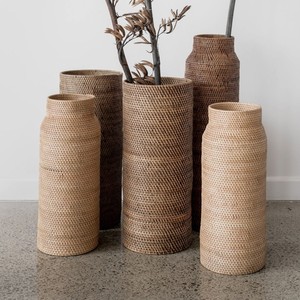 Fournisseur direct de vases décoratifs noirs et dorés, pots à fleurs, vases en rotin tressé à la main. - Product Image 4