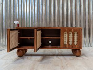 Meuble TV en bois de manguier massif à trois portes avec panneaux en rotin, pieds ronds, meuble de divertissement rustique pour salon et chambre - Product Image 1