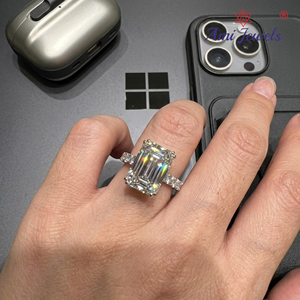 Bague de luxe en diamant taille émeraude 10,3 carats, solitaire 8,5 carats en platine PT950, certifiée IGI, chef-d'œuvre pour fiançailles et mariage - Product Image 6