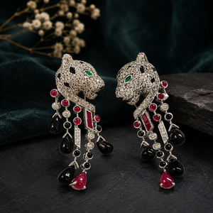 Boucles d'oreilles de luxe inspirées de la faune, motif visage de léopard, en or blanc 14 carats avec pavé de diamants naturels, yeux d'émeraude et gouttes de pierres précieuses - Product Image 1