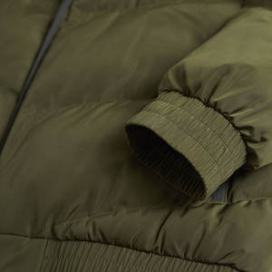 Chaqueta Acolchada con Capucha para Hombre, Cortavientos de Invierno, Diseño Color Block Verde Oliva y Negro, Cierre de Cremallera, Ropa Exterior Informal - Product Image 4