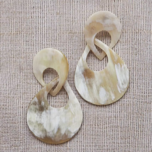 Modernos pendientes ecológicos hechos a mano con forma de espada de cuerno de búfalo para bodas, fiestas, regalos de compromiso de Perfect Enterprises. - Product Image 1