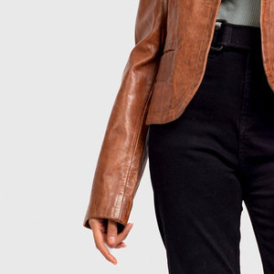 Chaqueta bomber corta de cuero genuino marrón con cuello vuelto elegante para mujer, personalizable, a la venta a precio de mayoreo. - Product Image 6