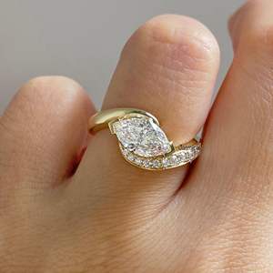 Anillo de Compromiso Iced Jewelz Moissanite, Corte Marquesa de 1.45 Quilates, Oro Amarillo de 14k, Engaste de Garras, Joyería Fina Romántica, Superventas - Product Image 4