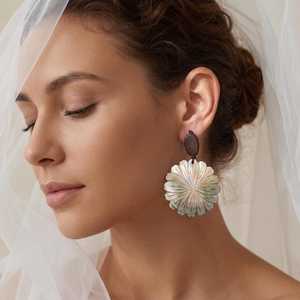 Pendientes de Concha en Forma de Flor, Joyería Artesanal Tallada a Mano, Coleccionable, 7.3cm, Artesanía Natural - Product Image 2