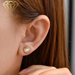 Boucles d'oreilles clous en or jaune 18 carats avec diamant de laboratoire rond serti clos, style bouton contemporain, fabricant de bijoux fins - Product Image 4