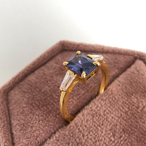 Bague de fiançailles en or jaune 10K massif avec saphir bleu taille radiant solitaire et baguettes latérales taille conique en zircon cubique – Cadeau idéal - Product Image 4