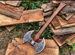Hacha vikinga de doble hoja hecha a mano con cabeza de acero al carbono grabada con motivos nórdicos y mango de madera decorado - Product Image 3